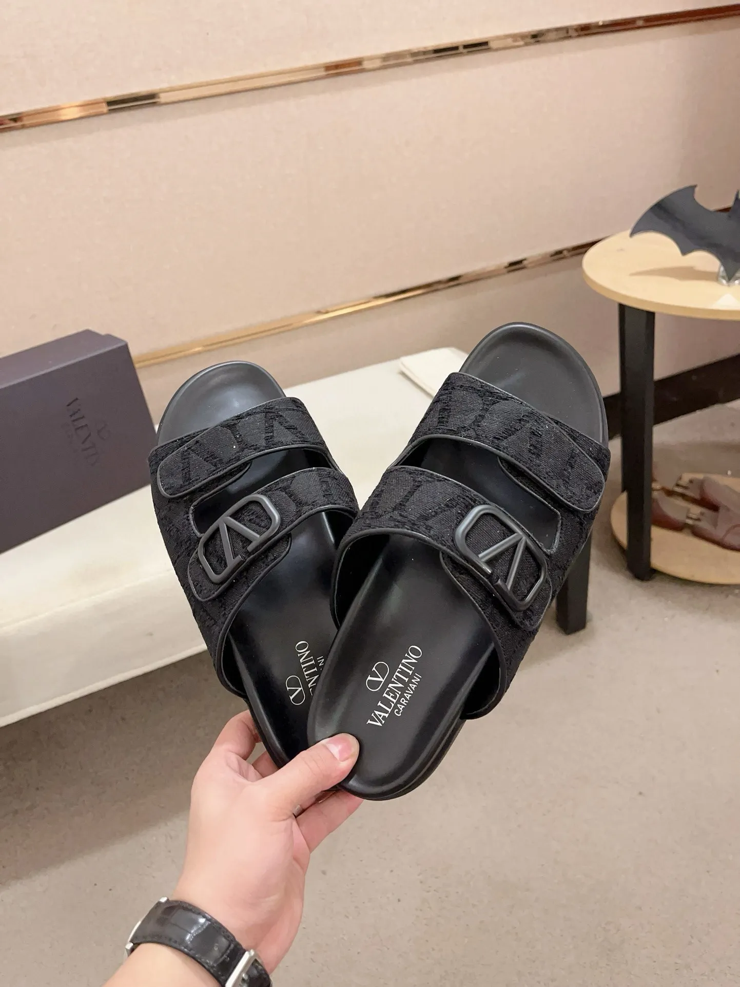 Men's shoes💰: 440💰[Valentino] New men's boutique slippers, counter quality, classic plaid, the actual workmanship is quite complex🔰The uppers are made of imported fabrics➕🐑Sheepskin lining, which tests the craftsman's craftsmanship➕original PU outsole. Size: 38-44 (45 can be customized, non-refundable)